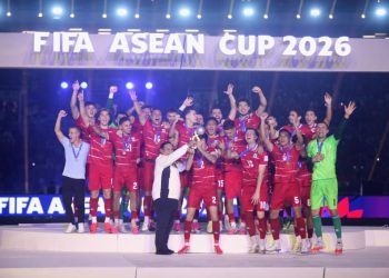 Momen Penyerahan Trofi FIFA ASEAN Cup oleh Prabowo kepada Timnas Indonesia
