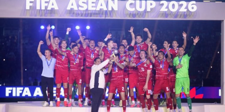 Momen Penyerahan Trofi FIFA ASEAN Cup oleh Prabowo kepada Timnas Indonesia