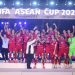 Momen Penyerahan Trofi FIFA ASEAN Cup oleh Prabowo kepada Timnas Indonesia