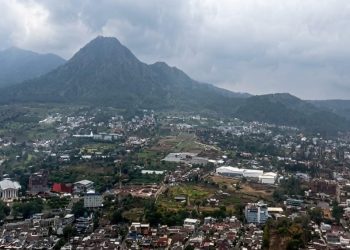 Padamkan Karhutla, OMC Gelar Tebar 1 Ton NaCL di Langit Jawa Timur