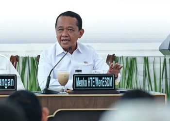 Truk Tambang dan Perkebunan Antre BBM Subsidi di Kalimantan
