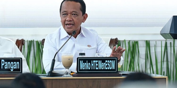 Truk Tambang dan Perkebunan Antre BBM Subsidi di Kalimantan