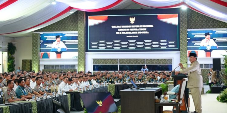 Prabowo Tidak Masalah Calon Prajurit TNI-Polri Menggunakan Kacamata