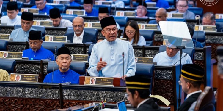 Tingkatkan Popularitas dengan Kebijakan Kejutan dari Anwar Ibrahim