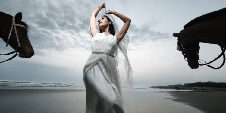 Lensa 115 mm dengan Ratusan Foto dan Puluhan Pose